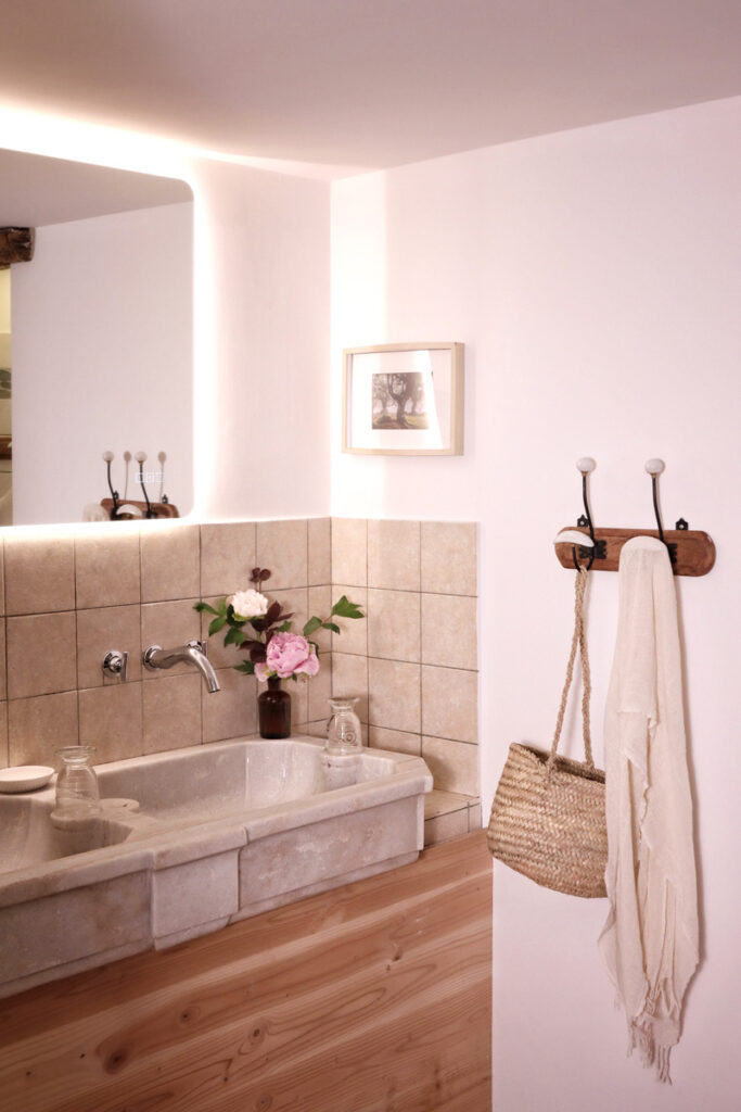 Salle de bain de la chambre Lys avec baignoire en pierre