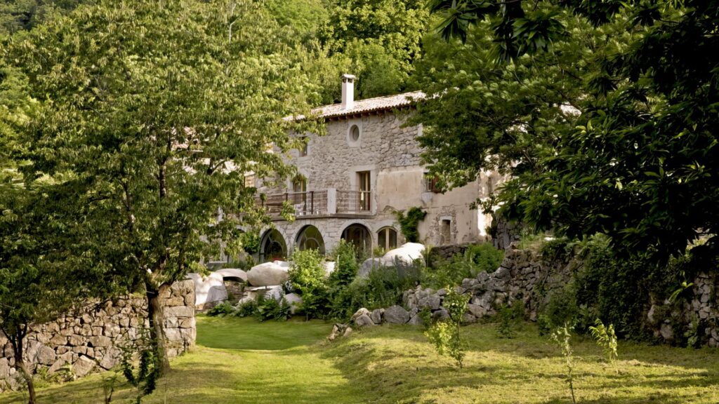 Le Mas Nouveau et son jardin vus depuis le pré