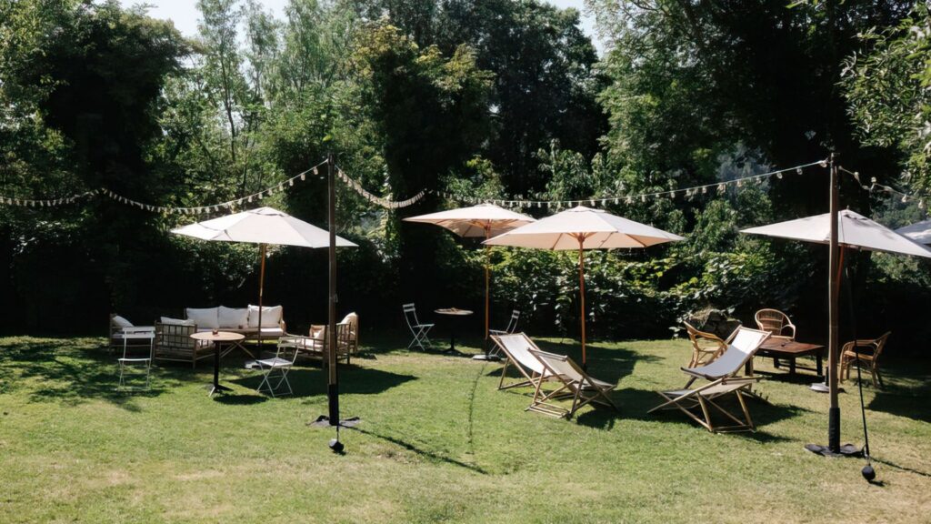 Transats et parasols sur la pelouse ombragée