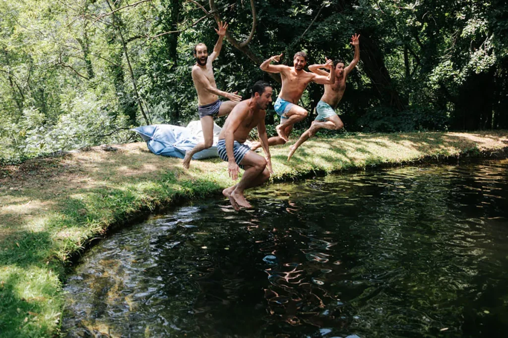 Baignade dans la piscine naturelle