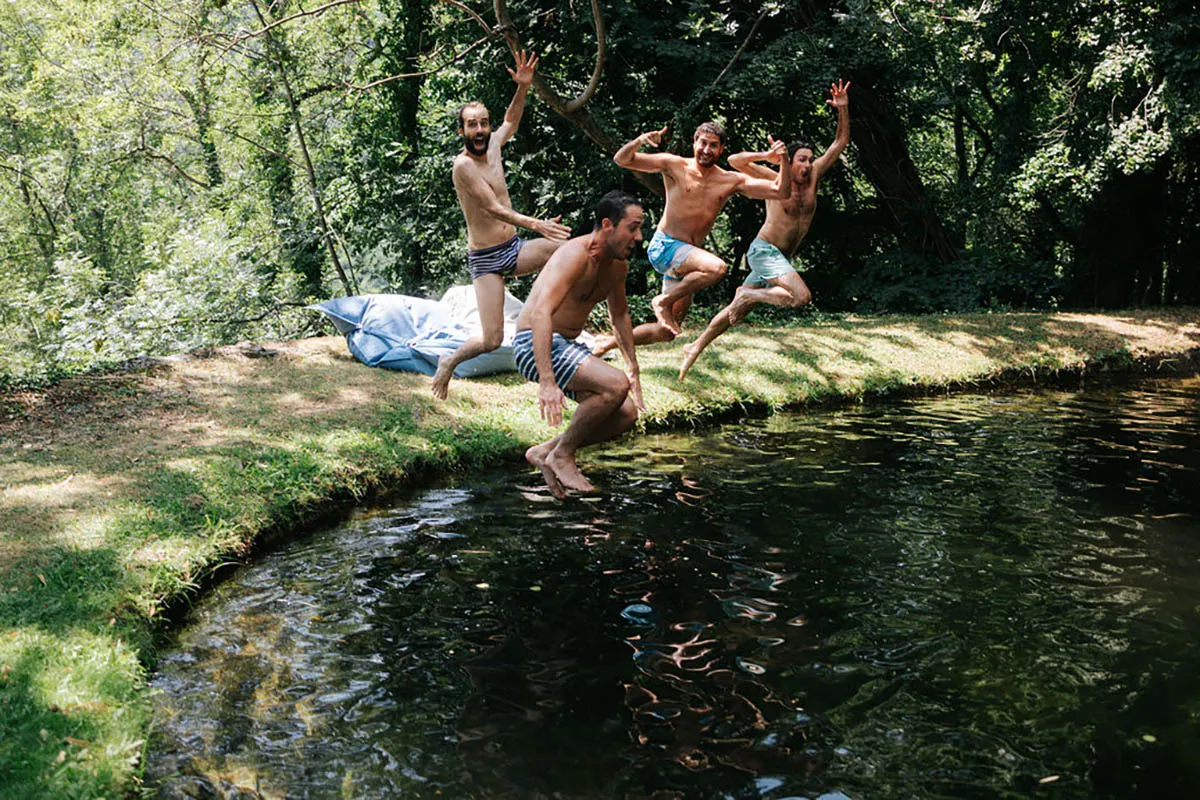 Baignade dans la piscine naturelle