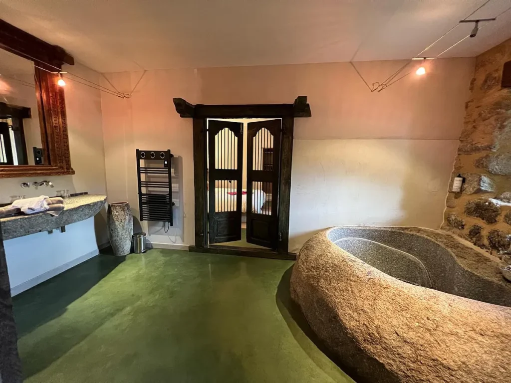 Baignoire creusée dans un bloc de granit