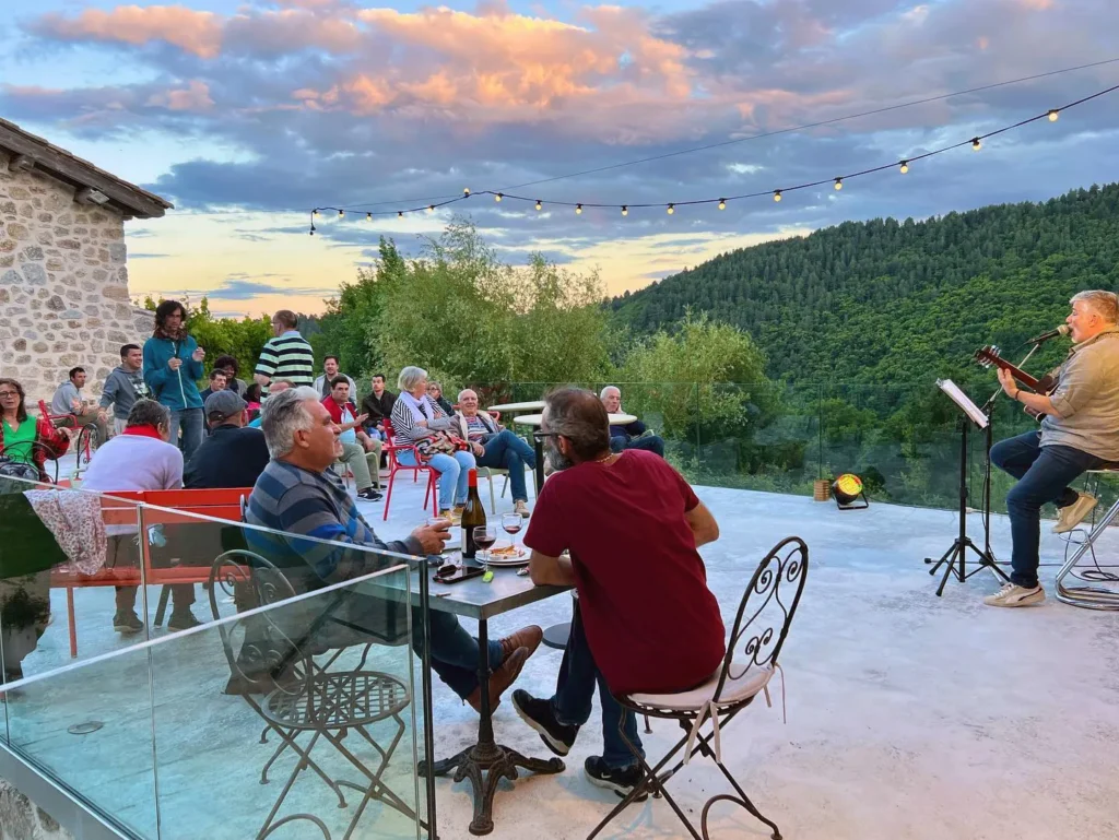 Concert en plein air sur la terrasse panoramique au coucher du soleil