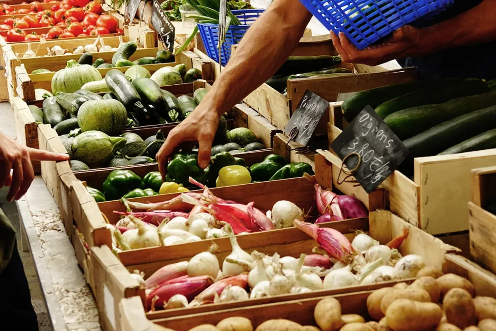 Étal de légumes d'un marché de producteurs local