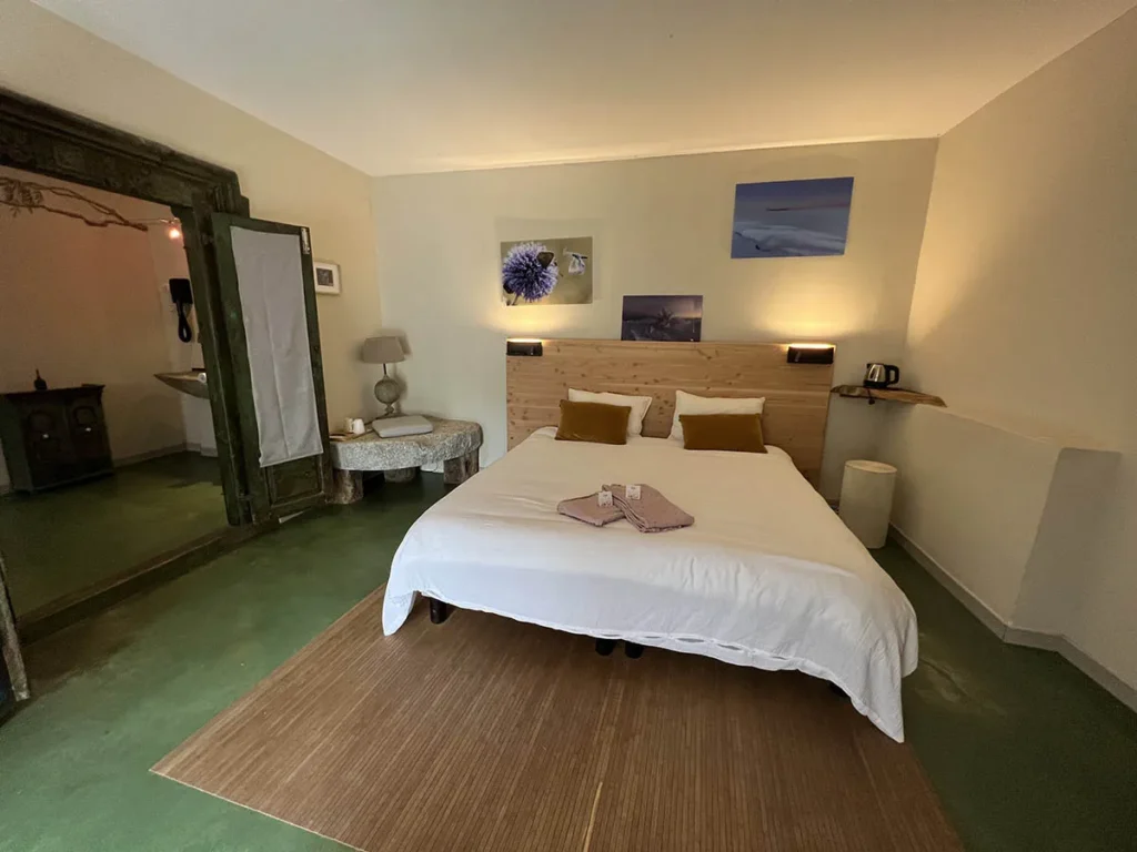 Chambre de la suite Glycine avec grand miroir et lit double